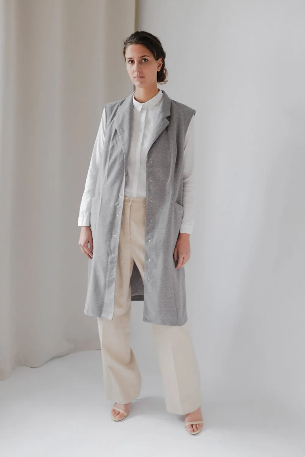 0017_SLEEVELESS VINTAGE GREY TRENCH