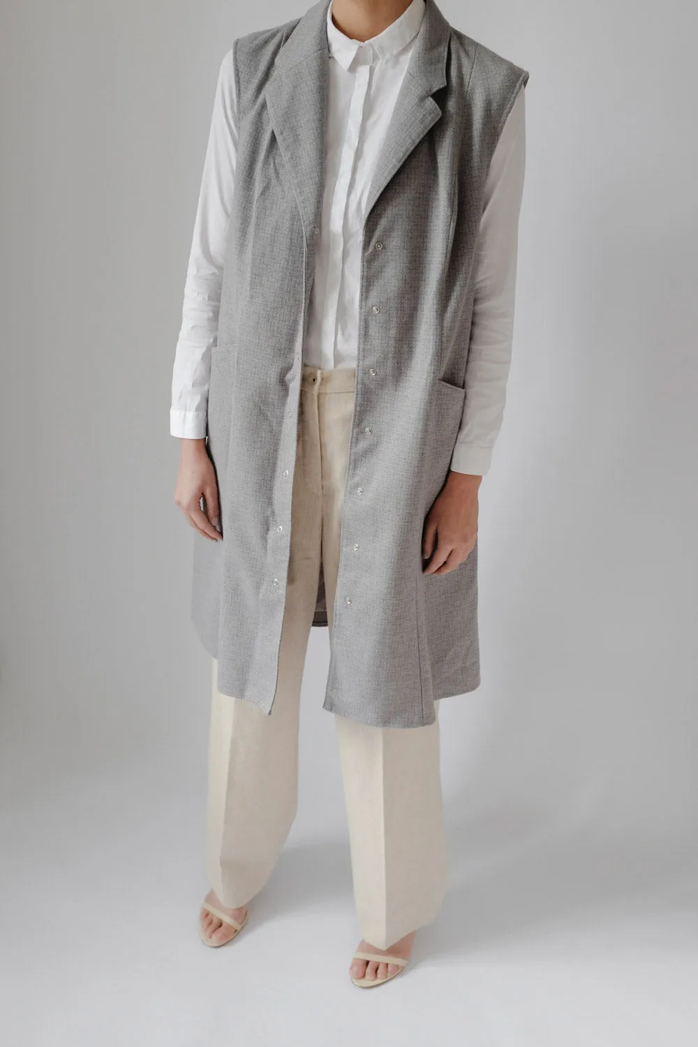 0017_SLEEVELESS VINTAGE GREY TRENCH