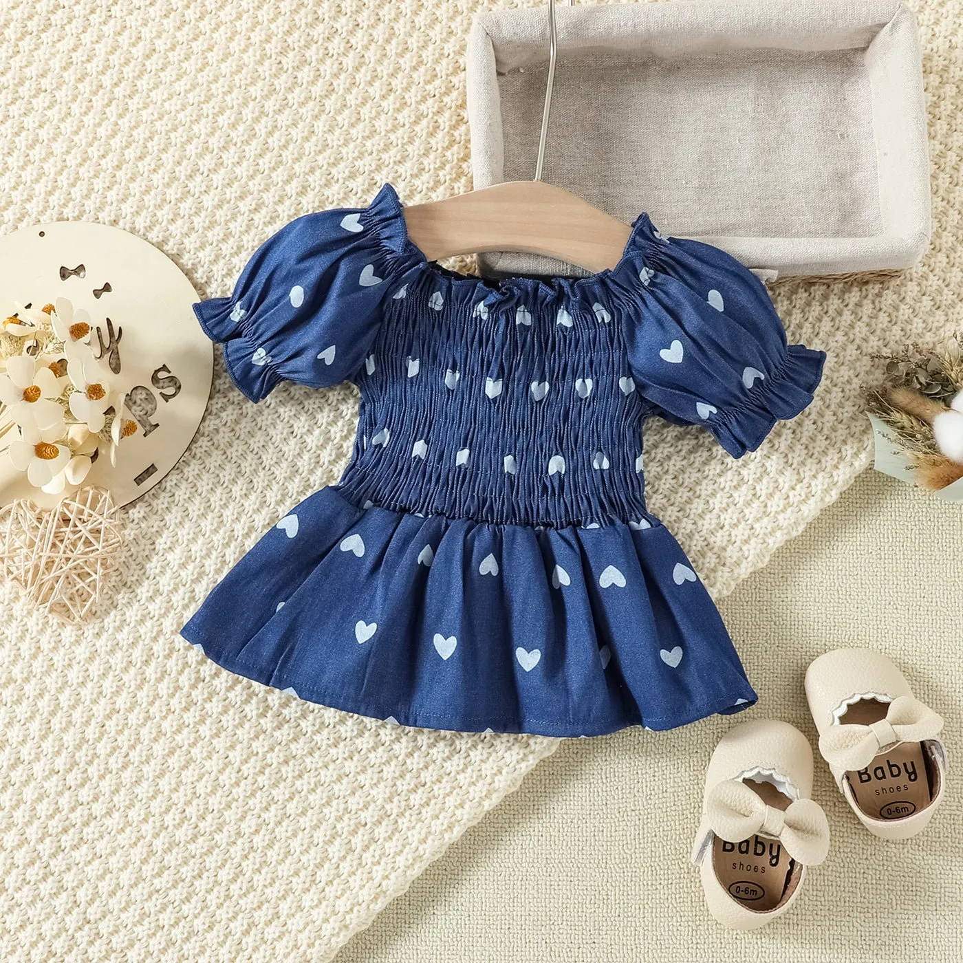 2pcs Baby Girl 95% Cotton Bowknot Decor Pants and Allover Love Heart Print Puff-sleeve Shirred Imitation Denim Top Set