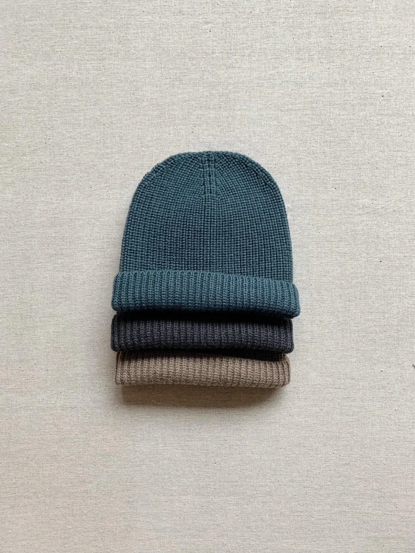 kids merino wool ribbed beanie in charcoal