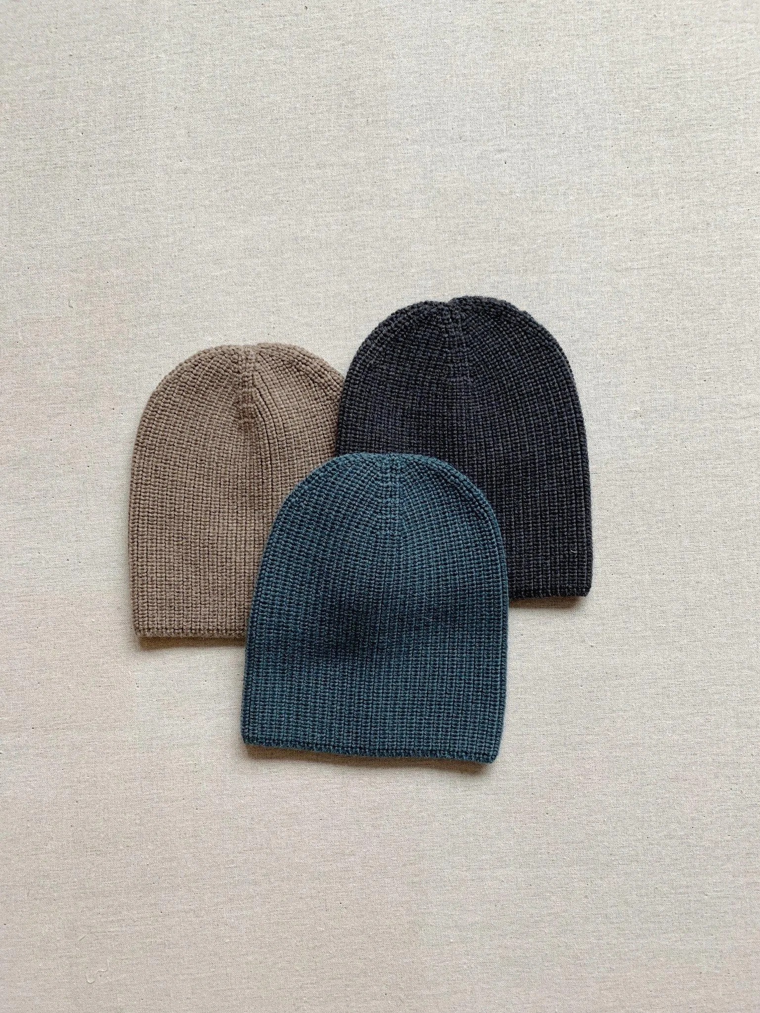 kids merino wool ribbed beanie in charcoal